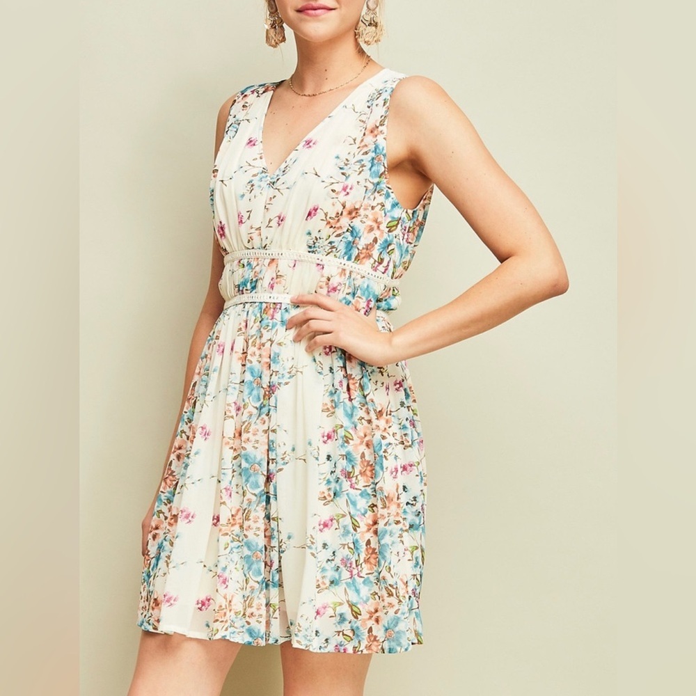 Entro Chiffon Ivory Floral V-Neck Dress Medium Fitted Waist Cottagecore Flower